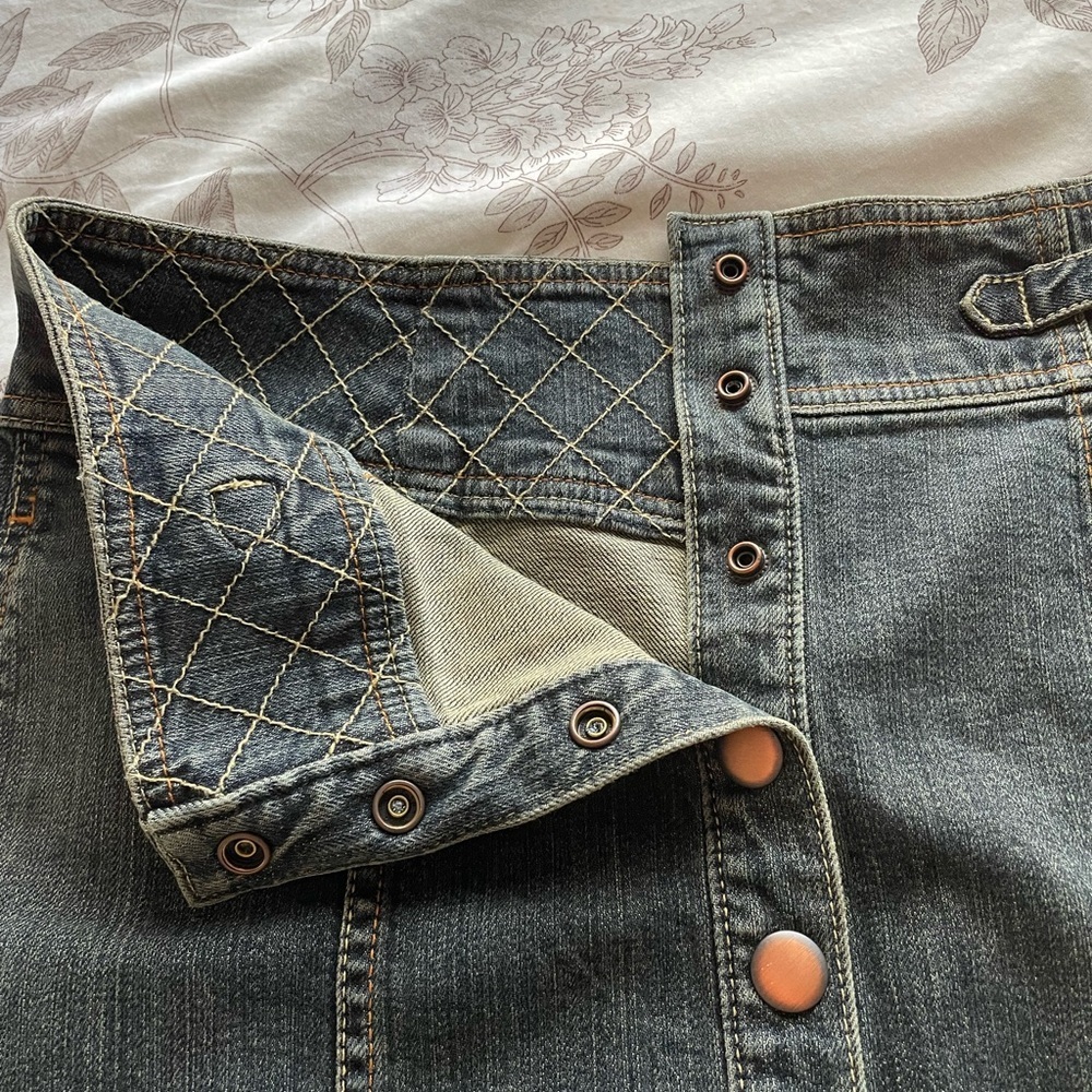 GAP Y2K Full Snap Denim Low Rise Mini Skirt 10 Cotton Pocketless Preppy Bratz - Picture 2 of 9